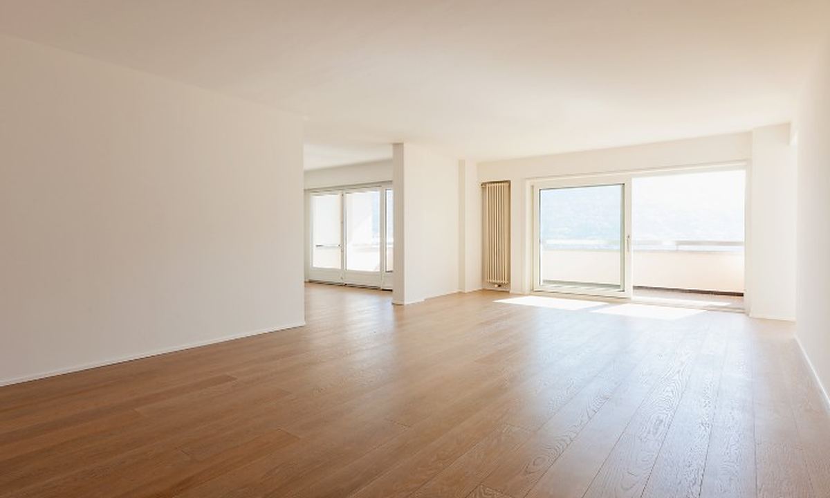 Cómo vaciar un piso de herencia Salón vacío y luminoso de un piso heredado una vez terminado el vaciado