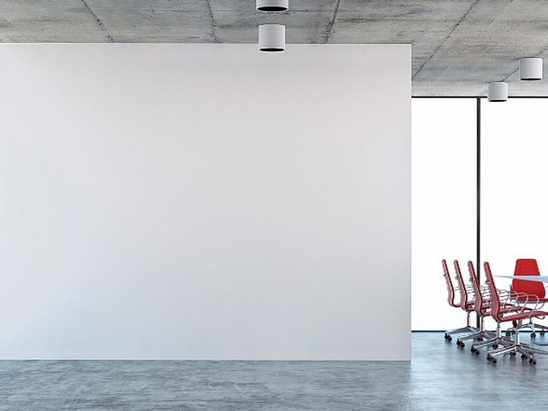 Oficina vaciada en Salamanca Sala diáfana de oficina vaciada, con la mesa de reuniones como único mobiliario